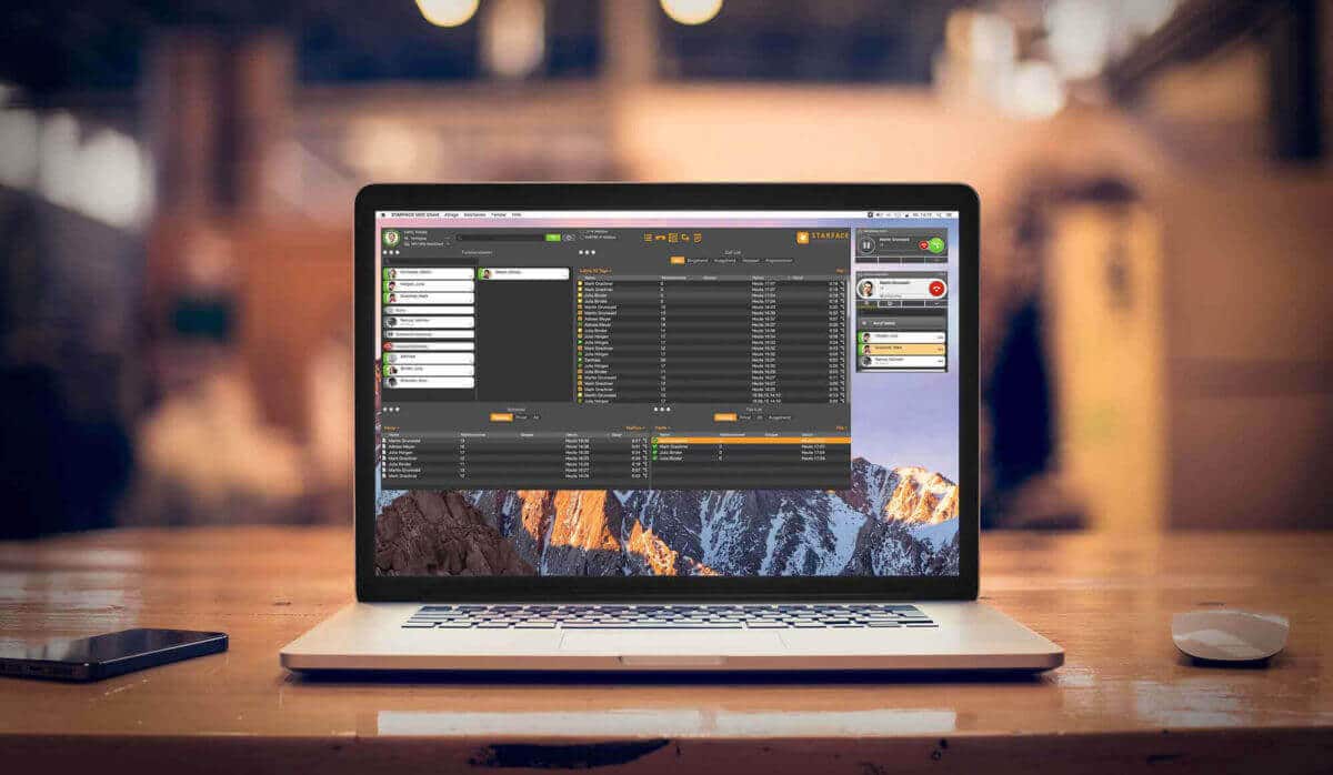 starface-cloud-sip-telefonie Laptop mit Oberfläche von STARFACE Telefonanlagen.