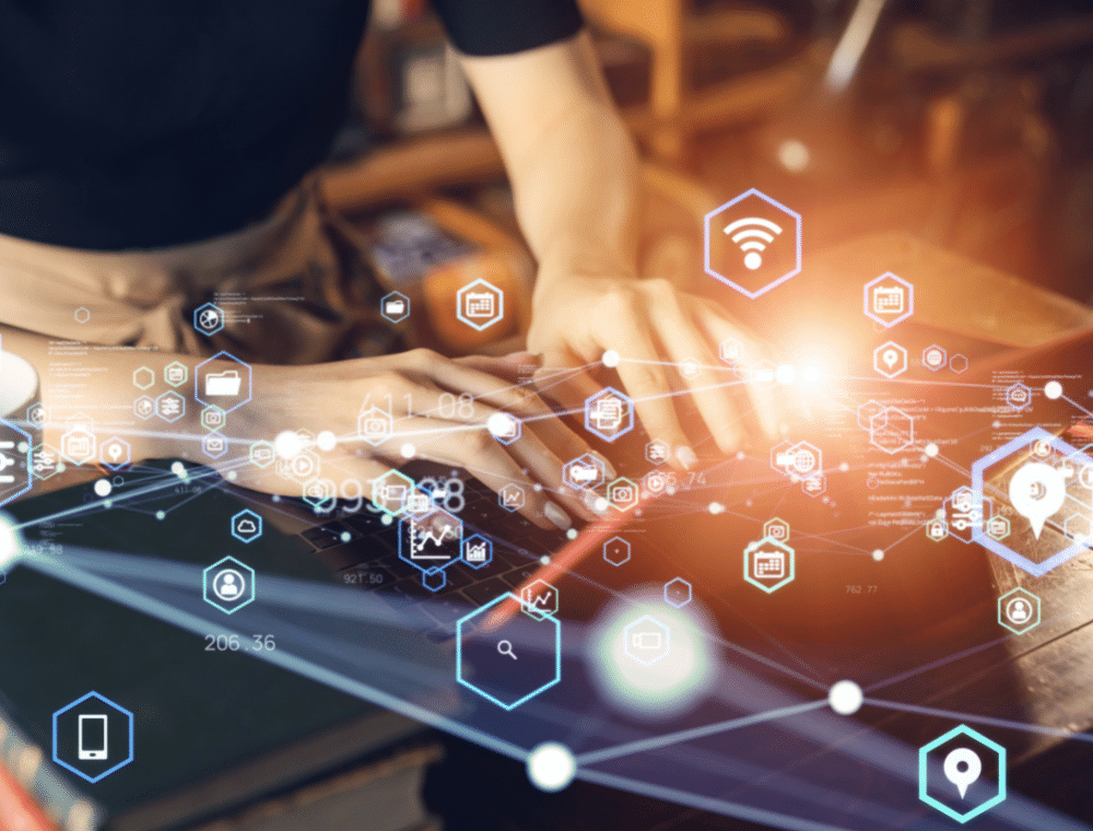 dms_digitalisierung Frau am Laptop mit Symbolen zeigt Digitalisierung.