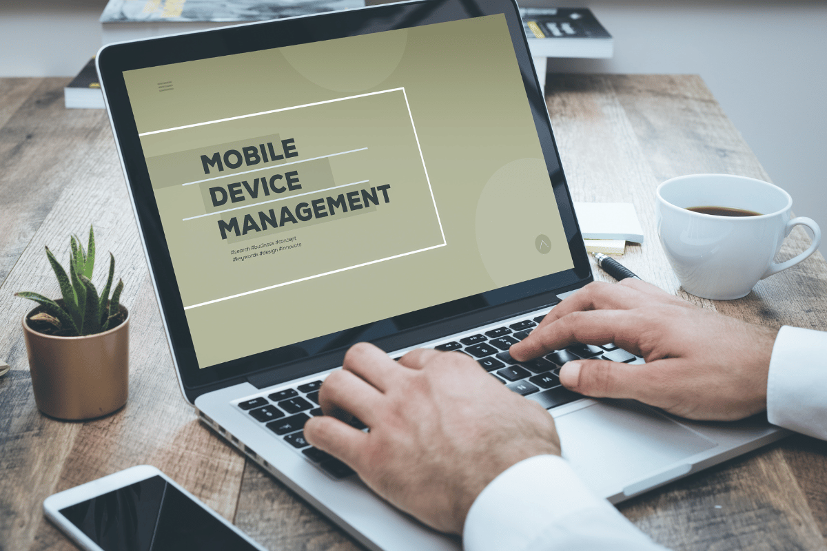 Die_5_häufigsten_Cybersecurity-Fehler_die_Ihre_Daten_gefährden_MDM Laptop mit Mobile Device Management beugt einem der 5 häufigsten Cybersecurity-Fehler vor.