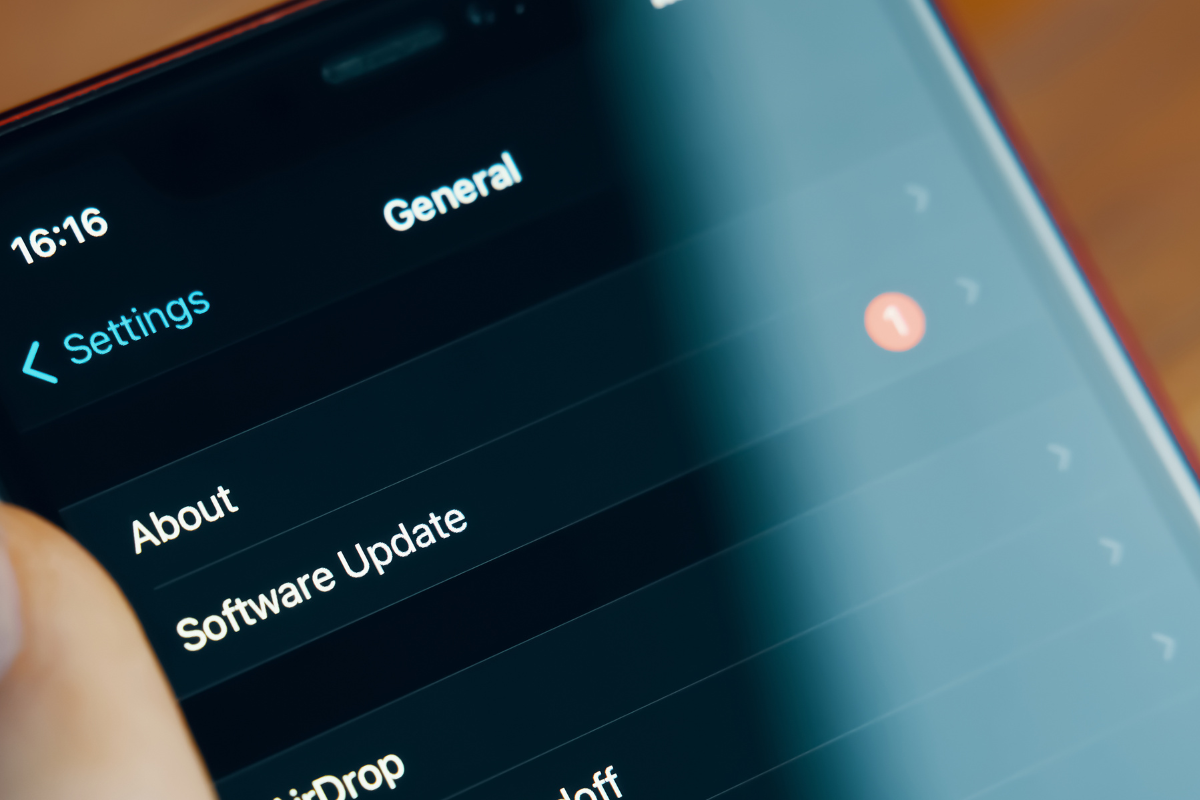 9_Sicherheitstipps_für_Online-Weihnachtseinkäufe_Updates Einstellungsmenü eines Gerätes mit einem ausstehenden Software Update.